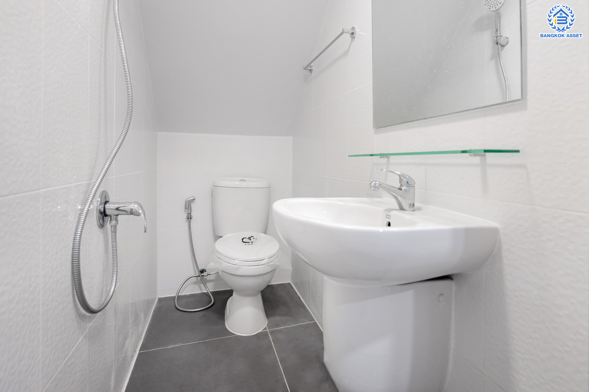 ทาวน์เฮ้าส์มือสองนนทบุรี ม.สรานนท์ ติวานนท์-ปากเกร็ด ทาวน์เฮ้าส์ 3ชั้นครึ่ง เนื้อที่ 18 ตร.ว. ฟังก์ชัน 4 ห้องนอน 3 ห้องน้ำ จอดรถได้ 2 คัน พร้อม Living Room กว้างขวาง บนทำเลติดถนนติวานนท์ ใกล้เซ็นทรัลแจ้งวัฒนะ และรถไฟฟ้าสายสีชมพู "สถานีแยกปากเกร็ด"